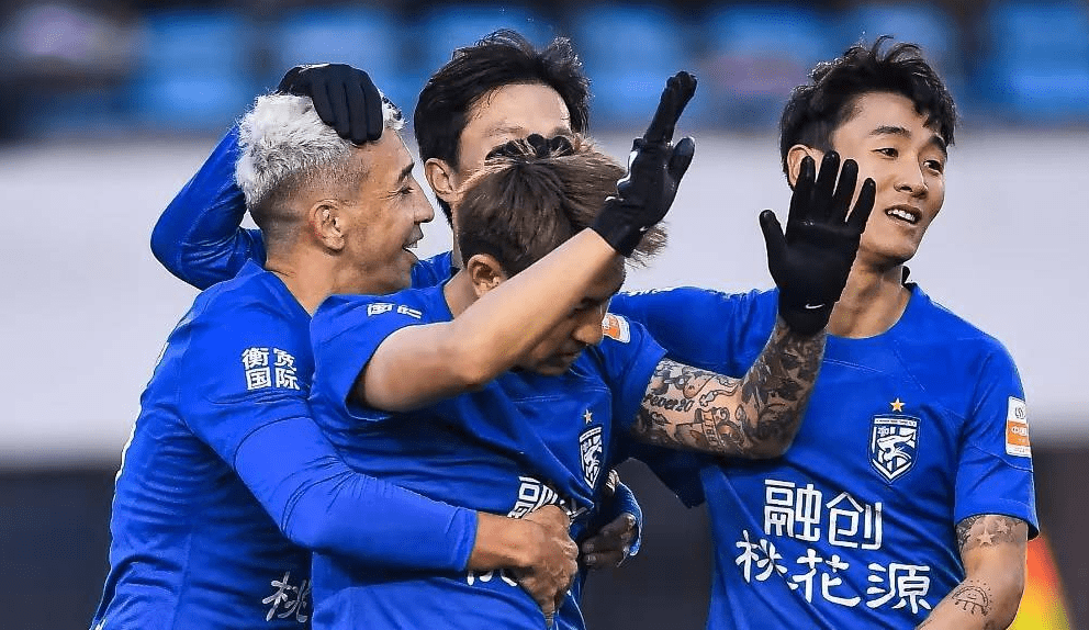 九游游戏罗马训练开放日，集结日队长鼓劲引欢呼，亚冠在即，年轻球员得到机会的简单介绍